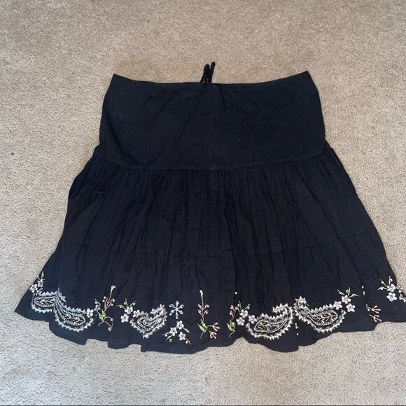 Guess Jeans Authentic black floral embroidered circle skirt size 24 - Picture 2 of 6